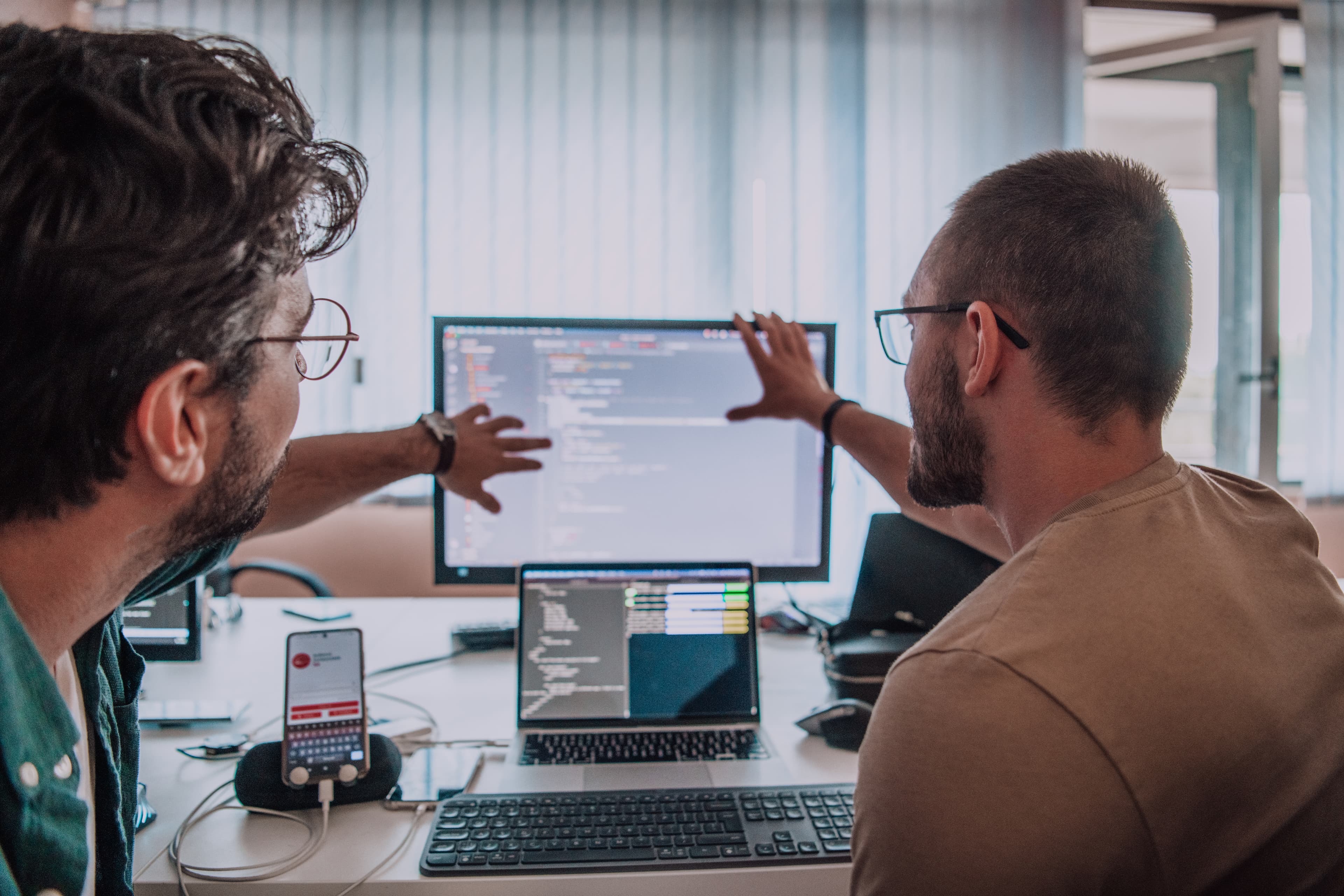 Développeur qui explique du code a son collègue